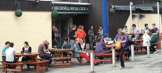 Søndag lunsjtid utenfor Brudenell Social Club (5700395673) .jpg