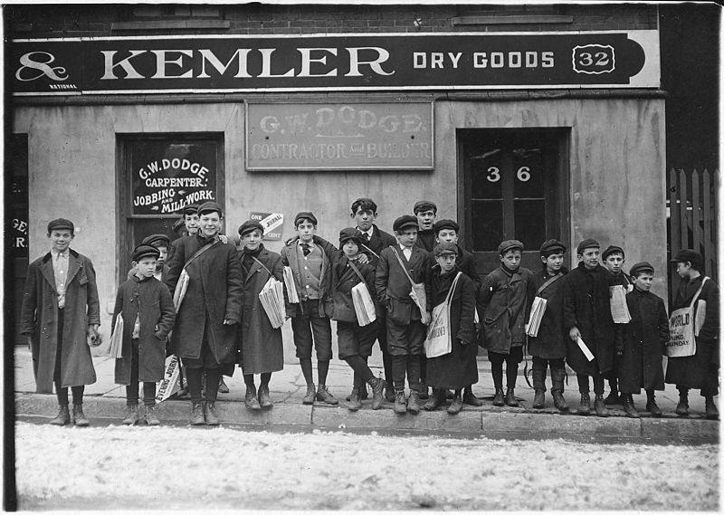 File:Sunday noon. Some of the newsboys returning Sunday papers. Many of them had been out since 5 and 6 A.M. Hartford, Conn. - NARA - 523178.jpg