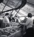 Norske kvinner på grensehandel i Svinesund 1958 vurderer fabrikkproduserte filleryer. Foto: Fjørtoft/Billedbladet NÅ/Riksarkivet