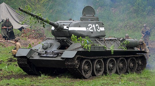 T-34/85 1944 modeli. Büyük Vatanseverlik Savaşı'ndaki SSCB'nin kurtarıcısı olarak kabul edilen T-34 tankının ZiS-S-53 85 mm topu donanımlı versiyonudur. Fotoğraftaki Polonyalılar Berlin Muharebesi'ne katılan Polonya 1. Ordusu'nu yeniden canlandırmaktadırlar (Modolin Kalesi, 4 Mayıs 2008). (Üreten: Cezary p)