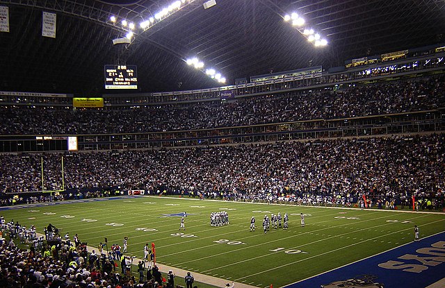 Intérieur du Texas Stadium durant un match de football américain.