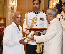 Başkan Shri Pranab Mukherjee, Padma Shri Ödülünü 30 Mart 2017'de Yeni Delhi'de Rashtrapati Bhavan'da düzenlenen Sivil Yatırım Töreninde Shri Daripalli Ramaiah'a takdim ederken.jpg