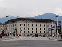 Innsbruck, Altes Regierungsgebäude, im Vordergrund die Innbrücke