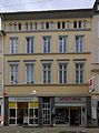 Deutsch: Trier, Fleischstraße 9: stattliches spätklassizistisches Zeilenwohnhaus, um 1869, über gotischem Einstützenkeller