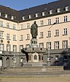 Trier, Balduinstraße ohne Nummer, Balduinbrunnen; zweistufiger neuromanischer Kalksteinbrunnen mit Bronzeplastik Balduins, 1897; Bronzegussarbeiten: Entwurf Ferdinand von Miller, Ausführung Quinter Eisenhütte; Steinmetz Arnold Schüller