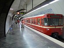Typ DT1 der U-Bahn Nürnberg in der Station Fürth Rathaus (2016)