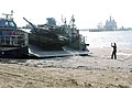 Desembarco de un tanque estadounidense M1 Abrams, año 2003.