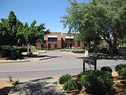 Edificio amministrativo dell'Università del Botswana.jpg