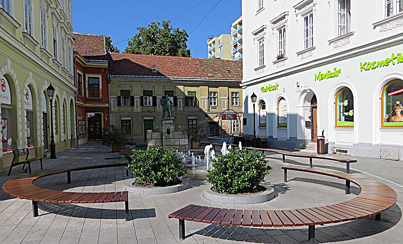 File:Várkapu utca - panoramio.jpg