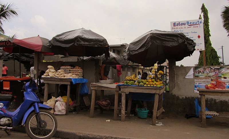 File:Vendeurs rue Abidjan.JPG