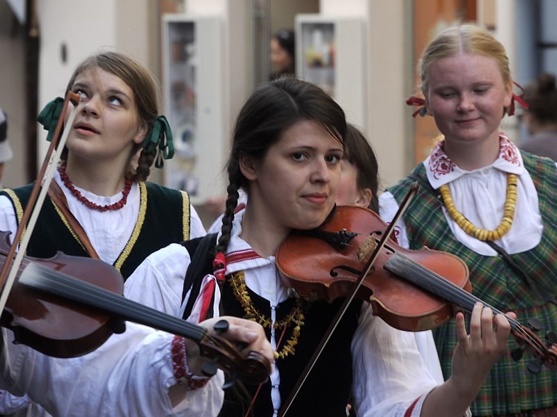 File:Vilnius Ethnic Festival Parade Violin Players (4769883039).jpg