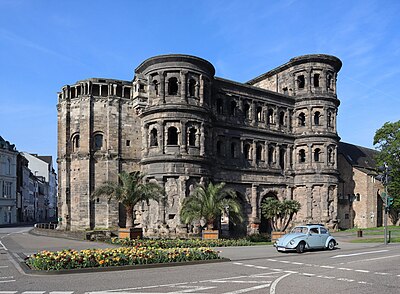 'n Volkswagen Beetle uit 1957 voor die Unesco-wêrelderfenisgebied Porta Nigra in Trier, Duitsland.