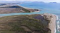 vue aérienne de l'embouchure de la Vjosa (2019). Au fond sur le littoral, la lagune de Nartë ;