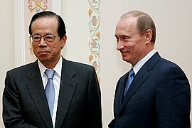 Fukuda và Vladimir Putin bên trên Điện Kremlin, Nga, 26 tháng bốn năm 2008.