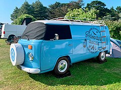 Un T2 Adventure Awaits - Home is where you hang your lantern, lors du Breizh Vanlife Festival 2023 organisé sur le camping de Saint-Malo situé sur le glacis du fort de la Cité d’Aleth.