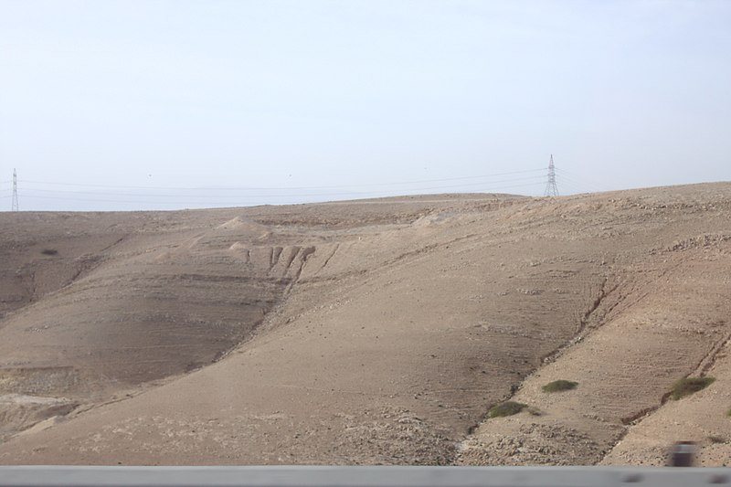 File:Wadi Hadžar al Zajan, poušť.jpg