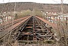 Blick auf die Brücke aus Richtung Bahnhof nach Norden zum Questenberg mit nur noch einem Gleis