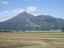 Vue du mont Bandai depuis le sud-est avec l'O-Bandai sur la gauche.