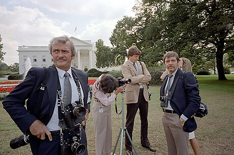 File:White House photographers Jack Kightlinger, Mary Anne Fackelman, Bill Fitz-Patrick and Cynthia Johnson preparing for a photo shoot on the north lawn at the White House 1981-09-09.jpg