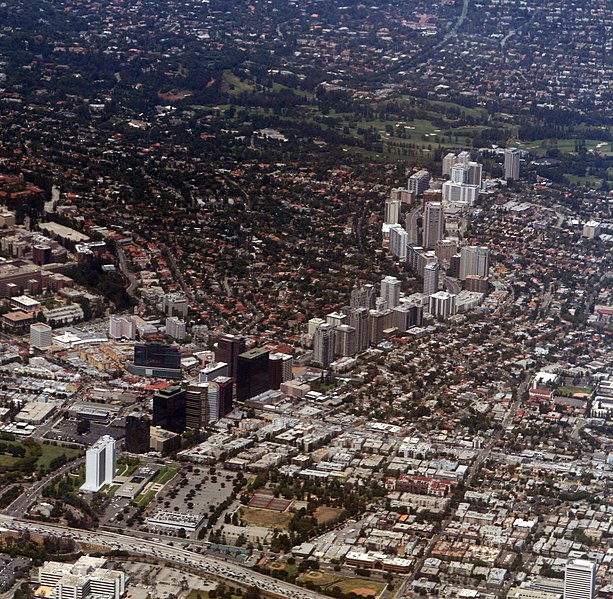 File:Wilshire Boulevard winds through Westwood-3730987095.jpg