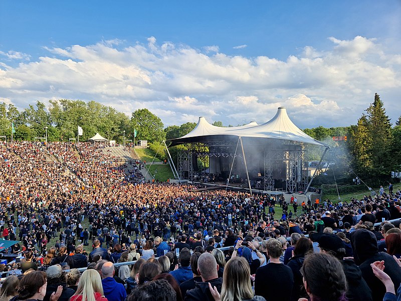 File:Wuhlheide Konzert Weezer 2022-06-01.jpg