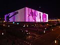 Ziggo Dome nocą z podświetlonymi ekranami LED.