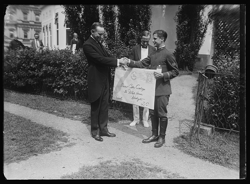File:"Birthday greetings from 20,000 Mass citizens" is the message inscribed on the outside of a huge envelope and delivered July 4th to Pres. Coolidge by Louis Demontreux, Honor. Messenger of LCCN2016887360.jpg
