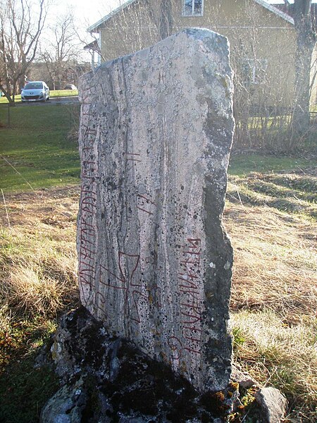 File:Östergötlands runinskrifter 150, Furingstads kyrka.JPG