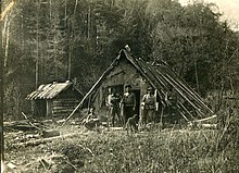 Участники первой секретной экспедиции у зверовой фанзы в тайге. В. К. Арсеньев — крайний слева (сидит)