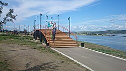 Most na nábřeží ve Svirsku v Cheremkhovsky District