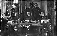 Lato 1919 w Taganrogu. Od lewej: generał Iwan Romanowski, generał Anton Denikin oraz Konstantin Sokołow. Stoją: Nikołaj Astrow i Nikanor Sawicz