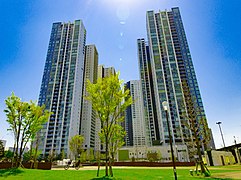 東京港區大規模公寓World City，大規模公寓（日語：大規模マンション）是日本建築基準法（日語：建築基準法）規定的的一中高層住宅類型