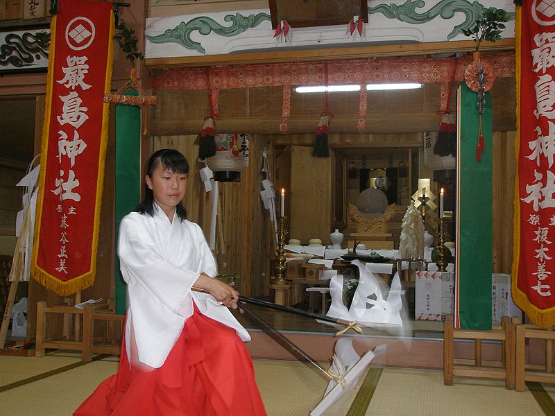 File:江差かもめ島まつり・厳島神社例大祭（宵宮祭）12-神楽奉納-3（2019年）.jpg