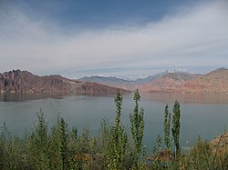 黄南チベット族自治州尖扎県側から望む李家峡ダム湖。対岸は化隆回族自治県