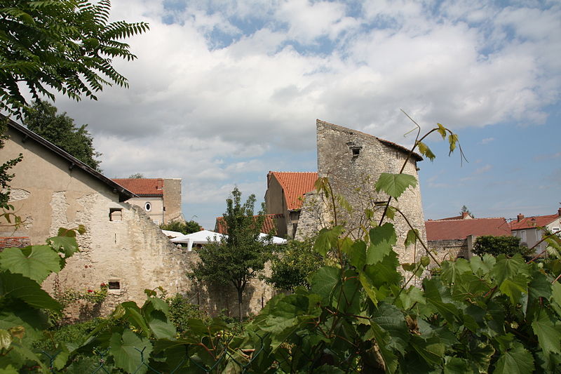 File:002. Village de Charroux (Allier).JPG