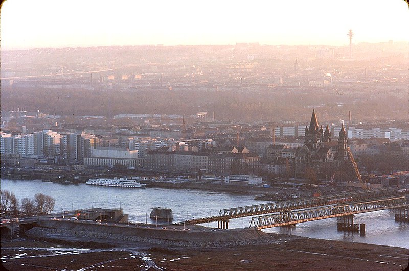 File:028L15270177 Blick vom Donauturm, Bereich Reichsbrücke.jpg