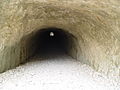 Trescaïre tüneli girişi, tünel yürüyüş parkuru üzerinde bulunuyor