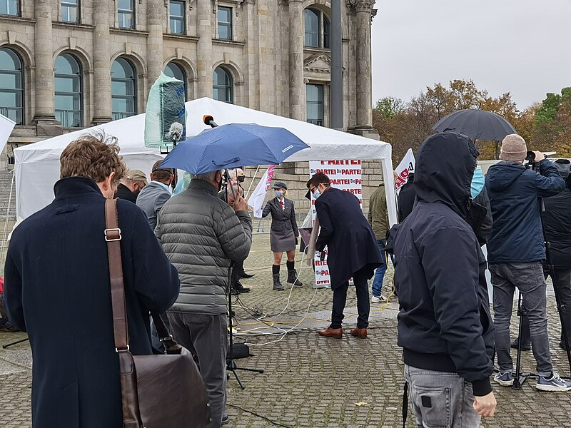 File:1529 Parteiübertritt des Bundestagsabgeordneten Marco Bülow in die Partei DiePARTEI mit dem DiePARTEI-Parteivorsitzenden Sonneborn vor dem Reichstag.jpg