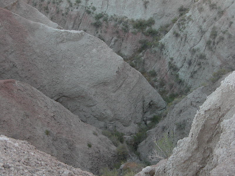 File:2003-08-15 Badlands valley.jpg