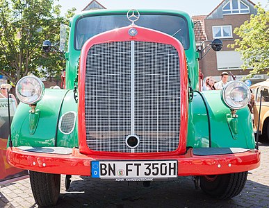 Frontansicht eines Mercedes-Benz-Lkw L 3500 K