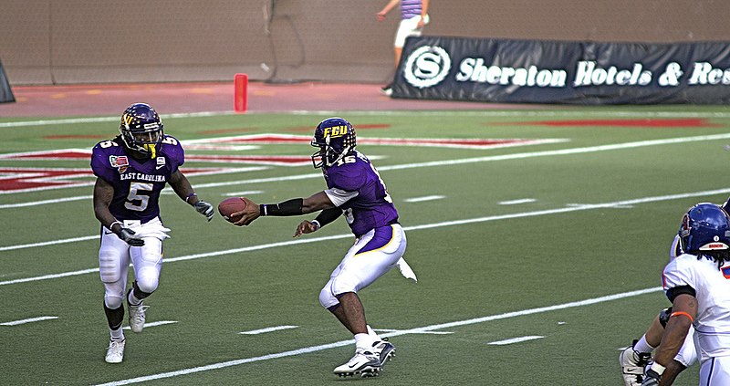 File:2007 Hawaii Bowl - Boise State University vs East Carolina University - Patrick Pinkney handoff to Chris Johnson.jpg