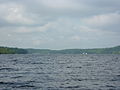 Lac Stukely, vue vers l'ouest depuis la berge en face de la plage du Parc du Mont-Orford.