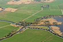 Wochenendhäuser am Heikesschloot, rechts das Kleine Meer