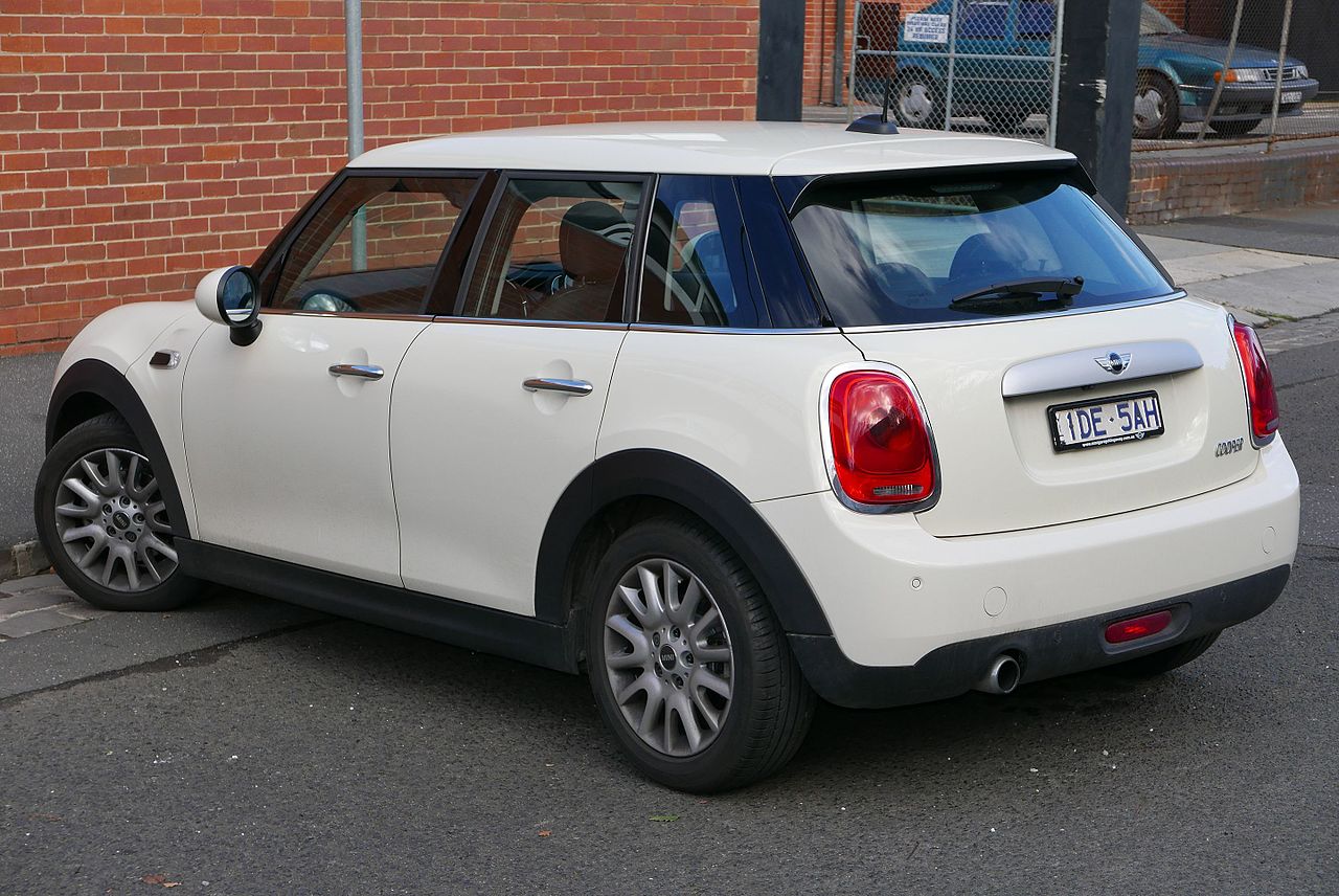 Image of 2015 Mini Hatch (F55) Cooper 5-door hatchback (2016-06-22)