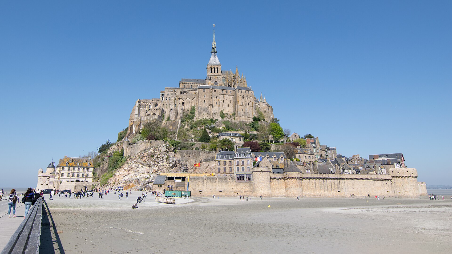 The center of the commune (the mount itself) of Le Mont-Saint-Michel seen from the new bridge.