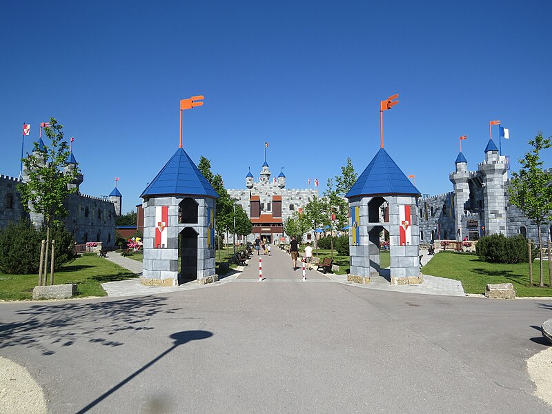 File:2017-07-04 (091) Castle at Legoland Deutschland at Günzburg.jpg