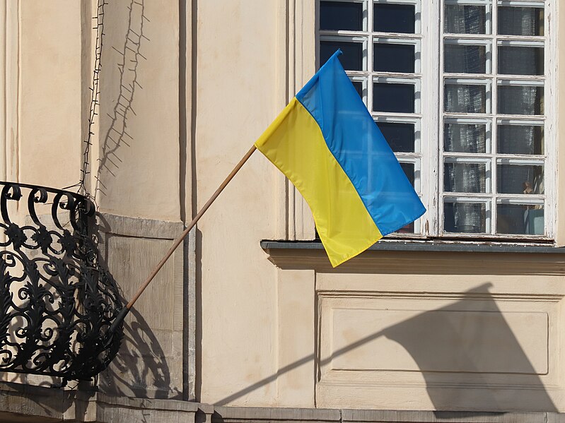 File:2022 Warszawa flaga Ukrainy na kamienicy Prażmowskich.jpg