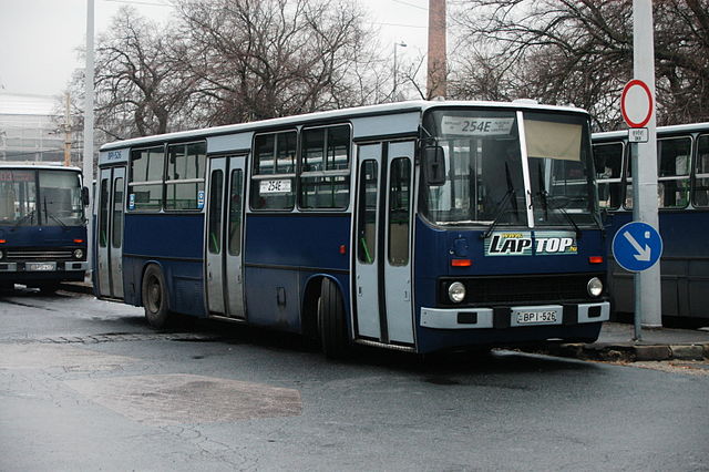 Ikarus 260-as busz a népligeti végállomáson
