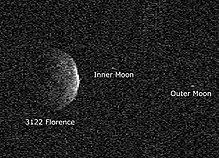 האסטרואיד פלורנס עם שני הירחים שלו כפי שצולמו במהלך החליפה ליד כדור הארץ בספטמבר 2017