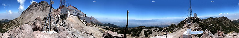 תמונה פנורמית של 360° ממצפה הר הגעש (4,000 מטרים) על נוואדו דה קולימה (4,330), הצופה על הר הגעש הפעיל קולימה (3,850 מטרים), במרחק 5 קילומטרים